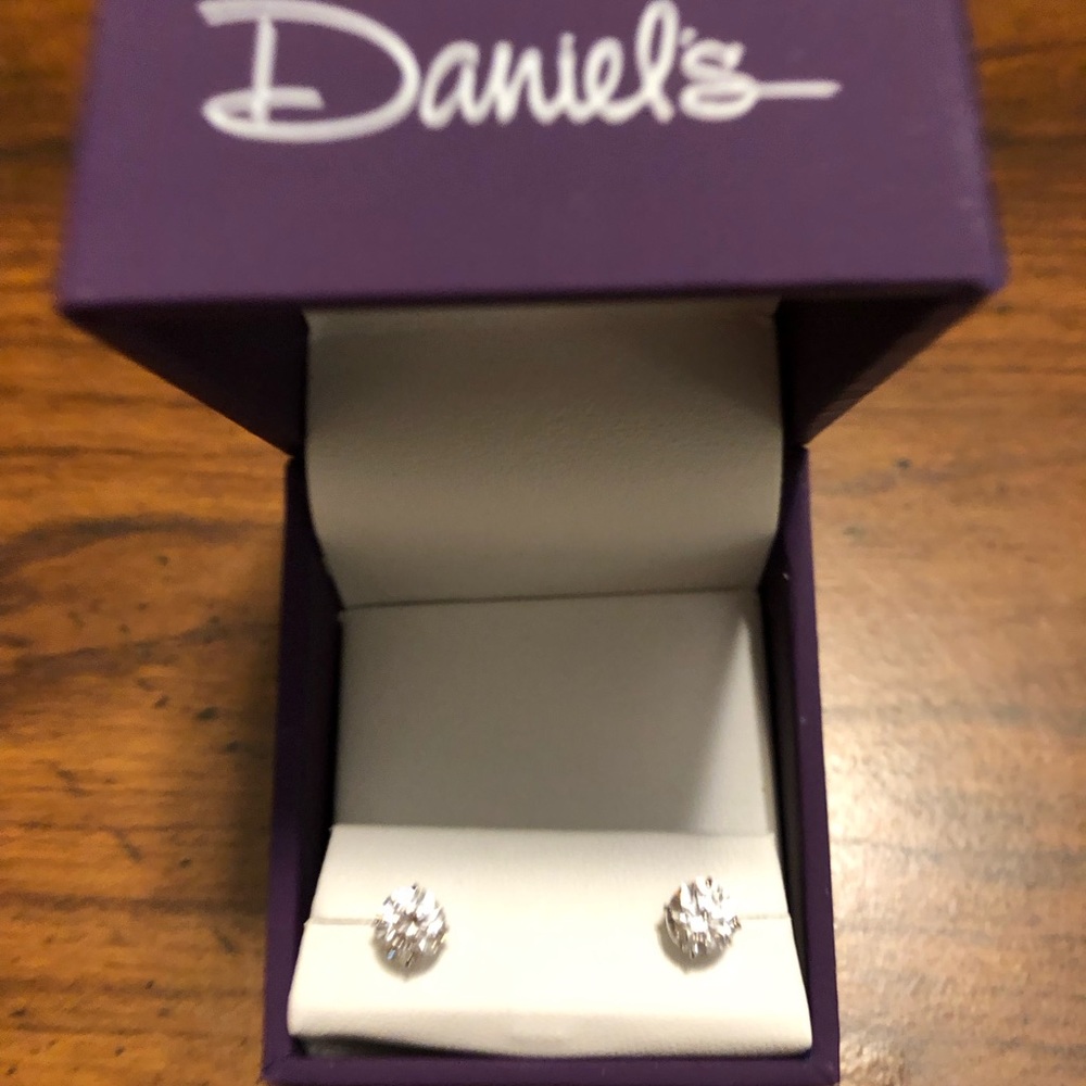 Beautifully stunning 14 Karat Earrings NWT